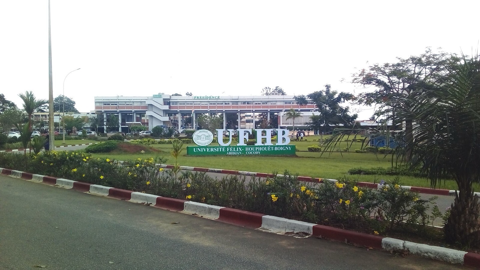Entrée du campus de l'Université Félix Houphouët-Boigny à Cocody, Abidjan